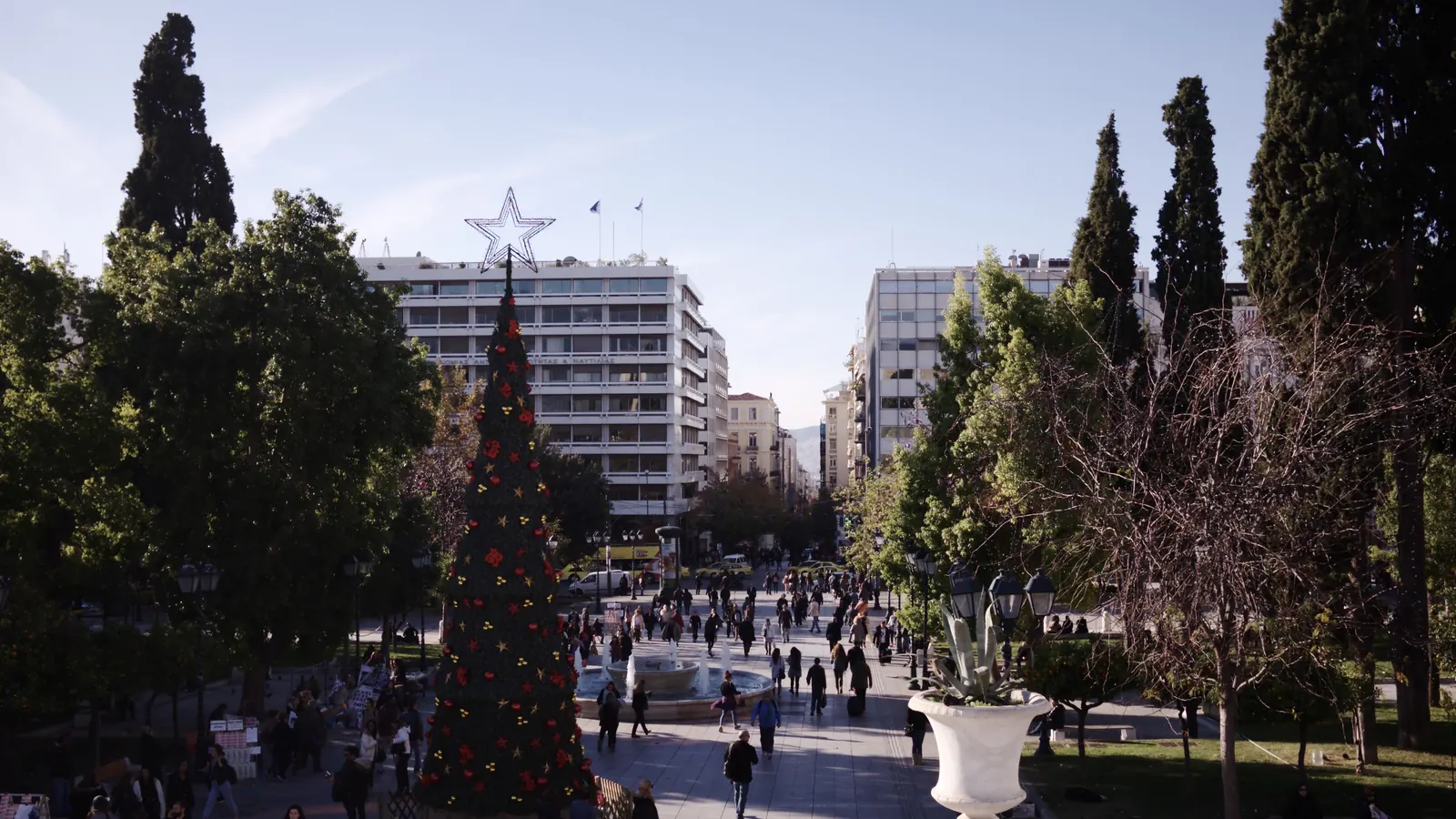 Φωτογραφία της πλατείας Συντάγματος με το χριστουγεννιάτικο δέντρο και κόσμο από μακριά